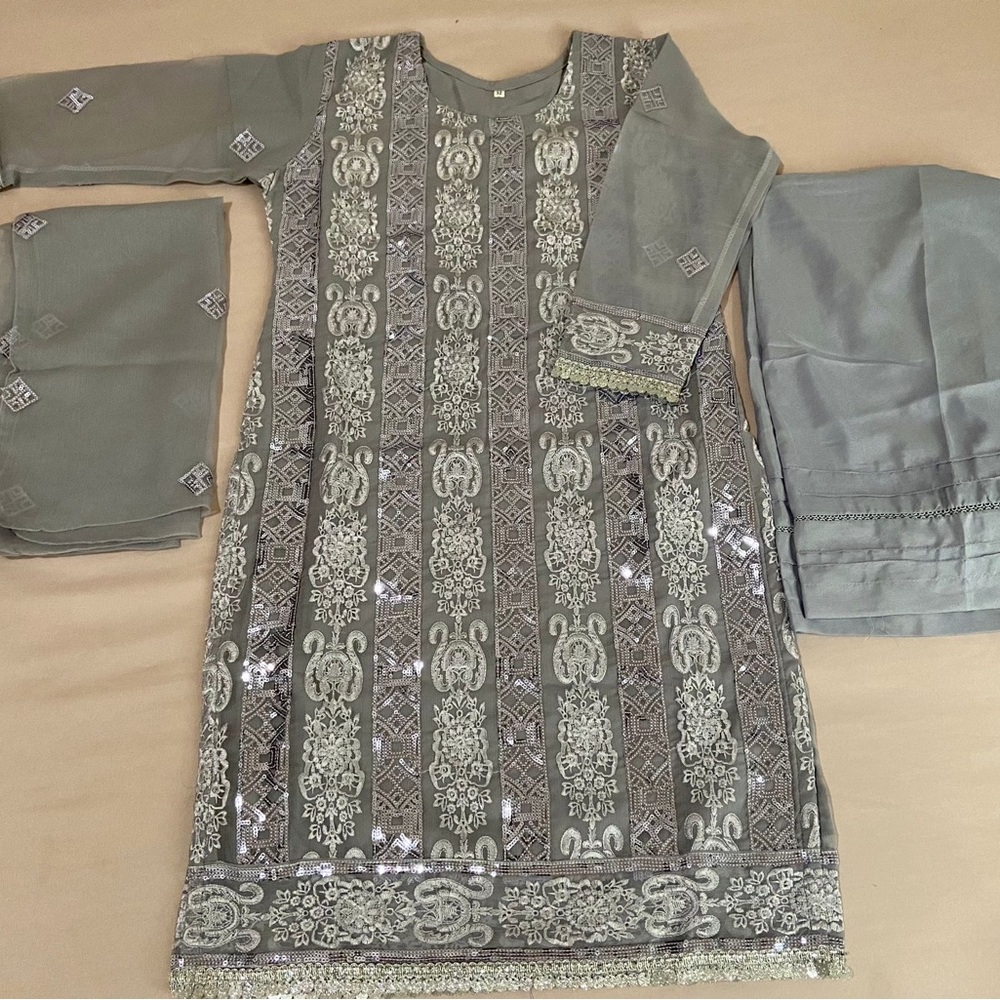 Salwar kameez/ Indian/ Pakistani